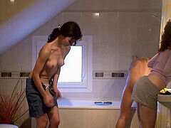 Banheiro, Morena, Magrinha, Pornô leve, Sexo grupal a três, Tetas