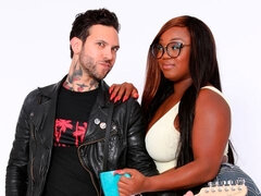 Gros seins, Sucer une bite, Éjaculation interne, En levrette, Noir ébène, Branlette thaïlandaise, Interracial, Mère que j'aimerais baiser