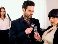 Gros cul, Grosse bite, Sucer une bite, En levrette, 2 femmes 1 homme, Interracial, Bureau, Tatouage