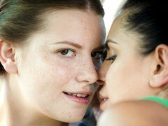 Grosser arsch, Grosse titten, Fingern, Küssen, Masturbation, Im freien, Rasiert, Entkleiden