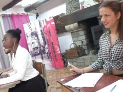 Stor pik, Pik sutte, Brunette, Hundestilling, Imellem racer, Slikning, Naturlige bryster, Fisse