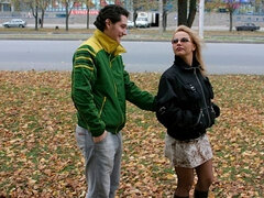 Blondýna, Kuřba, Auto, Na pejska, Přírodní prsa, Venku, Punčochy, Odstraňování