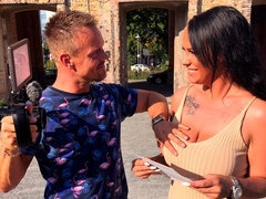 Gros seins, Sucer une bite, Brunette brune, Rondelette, En levrette, Léchez, Mère que j'aimerais baiser, Tatouage