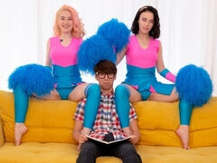 Blondynka, Brunetka, Cheerleaderka, Kobiety mężczyzna, Lizanie, Krótkie włosy, Trójkąt, Jednolity