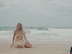 Mačiatko, Pláž, Veľké kozy, Blondína, Prsnatá, Prírodné, Prirodzené prsia, Sólo