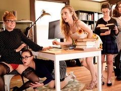 Cunnilingus, Lesbiana, Lamidas, Masturbación, Medias largas, Estriptis, Adolescente, Trio