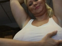 Amatőr, Hatalmas hátsó, Szőke, Cumizás, Ondó fröcskölés, Arcra élvezés, Kőkemény, Természetes mellek