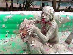 2 girls pie fight