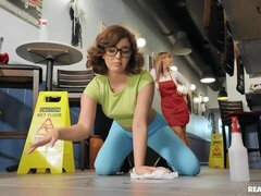 Culo grande, Besar, Lesbiana, Lencería, Coño, Afeitado, Cabello corto, Estriptis