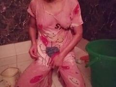 Desi bhabhi caught in a bathroom flick