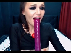 Amatorka, Brunetka, Głebokie gardło, Dildo, Olbrzymi, Bielizna, Masturbacja, Kamerka internetowa