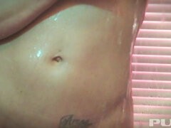 Grote mammen, Blond, Douche, Tatoeage, Plagen, Nat