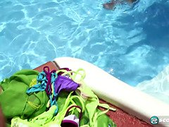 Stor stjärt, Stora tuttar, Bikini, Avsugning, Brunett, Sperma shot, Handjobb