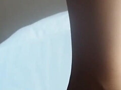 Sneak-peek Style From the Foot When Stay