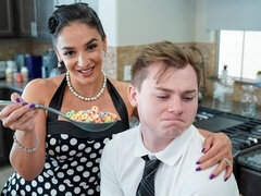 Amatorka, Duży tyłek, Duży kutas, Duże cycki, Obciąganie, Styl na pieska, Sex w czwórkę, Mamuśka