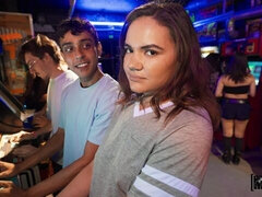 18, Stor stjärt, Avsugning, Naturliga tuttar, Pov, Offentlig, Tonåring, Tuttar