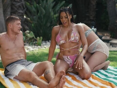 Grosser arsch, Grosse titten, Bikini, Braunhaarige, Frau frau mann, Lesbisch, Im freien, Muschi