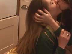 18 jaar, Mooi, Schattig, Hardcore, Lesbisch, Roodharige vrouw, Voorbinddildo, Uniformpje