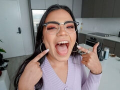 Sucer une bite, Brunette brune, Homme nu et filles habillées, Fétiche, Lunettes, Léchez, Seins naturels, Jouets