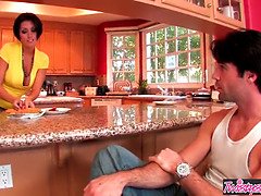 Mamada, Morena, Hd, Ama de casa, Cocina, Coño, Cabello corto, Tetas
