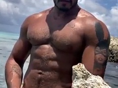 Verga grande, Mamada, Latina, Masturbación, Músculo, Al aire libre, Público, Chupando