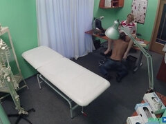 Sucer une bite, Médecin, En levrette, Faciale, Branlette thaïlandaise, Pov, Chatte, Uniforme