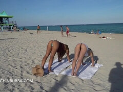 Zadek, Pláž, Velký zadek, Blondýna, Prsatá, Na veřejnosti, Teenka, Kozičky