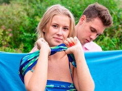 Hatalmas hátsó, Monumentális dákó, Szőke, Cumizás, Kutya póz, Természetes mellek, Tini, Begyek