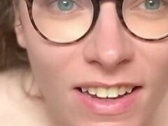 Amatør, Hunn, Briller, Onani, Orgasme, Alene