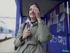 Lieveling, Grote lul, Bruinharig, Geld, Openbaar, Kut duiken, Rijden, Tieten likken