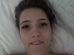 Kuřba, Brunetka, Creampie, Footjob, Přítelkyně, Orgasmus, Pička, Stříkání