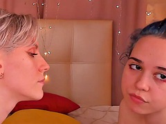 Amateur, Nana, Blonde, Couple, Fétiche, Embrassement, Lesbienne, Nénés