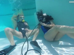 18 ans, Brunette brune, Doigter, Piscine, Chatte, Rasée, Adolescente, Serré