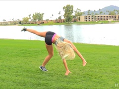 Šaty, Podpätky, Masáž, Masturbácia, Orgazmus, Na verejnosti, Sólo, Hračky