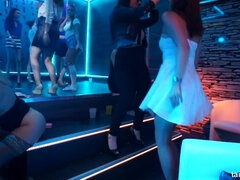 Pik sutte, Brunette, Dansende, Dukke, Håndjob, Hårdt, Pornostjerner, Sutte