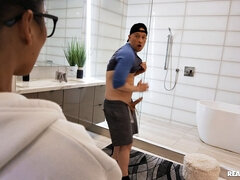 Salle de bains, Gros seins, Noire, Brunette brune, Pieds, Lunettes, Interracial, Léchez