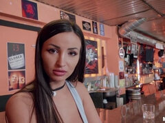 Stor kuk, Stora tuttar, Avsugning, Doggystyle, Handjobb, Naturliga tuttar, Fitta, Tatuering