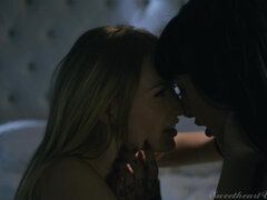 Gros seins, Noire, Blonde, Embrassement, Lesbienne, Piercing, Chatte, Voyeur