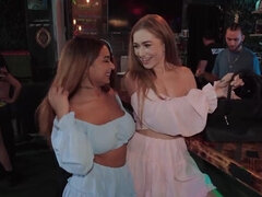 Chica, Verga grande, Penetracion con dedos, Lesbiana, Lamidas, Al aire libre, Público, Coño