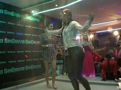 Blond, Pijpbeurt, Aangekleed, Schattig, Hardcore, Interraciaal, Lesbisch, Spuiten