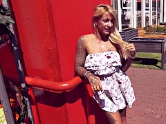 Store bryster, Blondine, Sød, Tysk, Hårdt, Offentlig, Tatovering