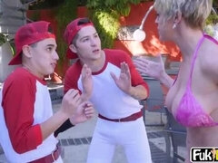 Blasen, Sperma im mund, Spermaladung, Hundestellung, Milf, Rasiert, Tätowierung, Flotter dreier