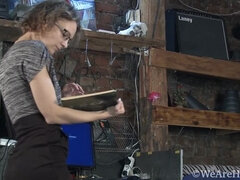 Brunetka, Vlasatej, Upskirt