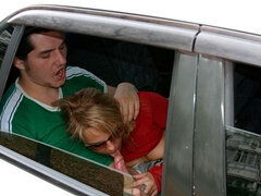 Blondine, Blasen, Auto, Hundestellung, Milf, Natürlichen titten, Im freien, Strümpfe