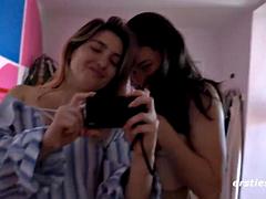 Enthousiasteling, Grote mammen, Gebondenheid, Bruinharig, Lesbisch, Billekoek, Tieten likken, Speelgoed