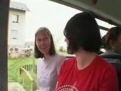 Zadek, Velké kozy, Kuřba, Brunetka, Prsatá, Dávení penisem, Bradavky, Na veřejnosti