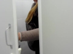 Golden shower in public places, bbw with a big ass and with a hairy pussy pissing on the stairs in the common entrance.