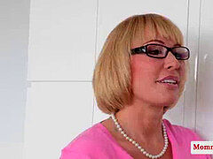 Pijpbeurt, Sperma in gezicht, Brillen, Rijpe lesbienne, Stiefmoeder, Tatoeage, Tiener, Trio