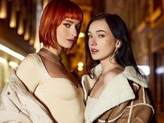 18 ans, Anal, Grosse bite, Sucer une bite, En levrette, Poupée, Néerlandais, 2 femmes 1 homme