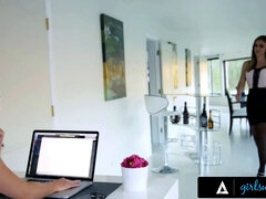 Grote kont, Grote mammen, Gezichtzitten, Hd, Lesbisch, Kantoor, Realiteit, Voorbinddildo